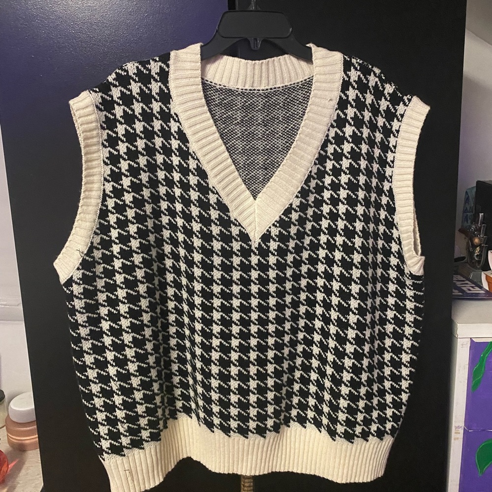Houndstooth Print Sweater Vest